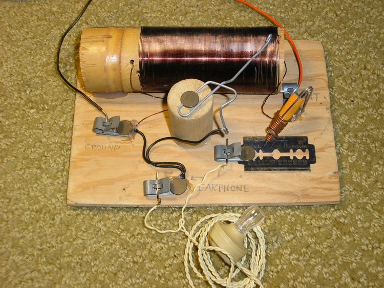Радиоприёмник, собранный кустарно, с помощью подручных предметов