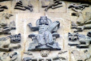 Царь Давыд на фасаде Дмитриевской церкви во Владимире. (Официальная версия). По другой версии, это Сварог с Алатырь - камнем, на котором высечены Веды.