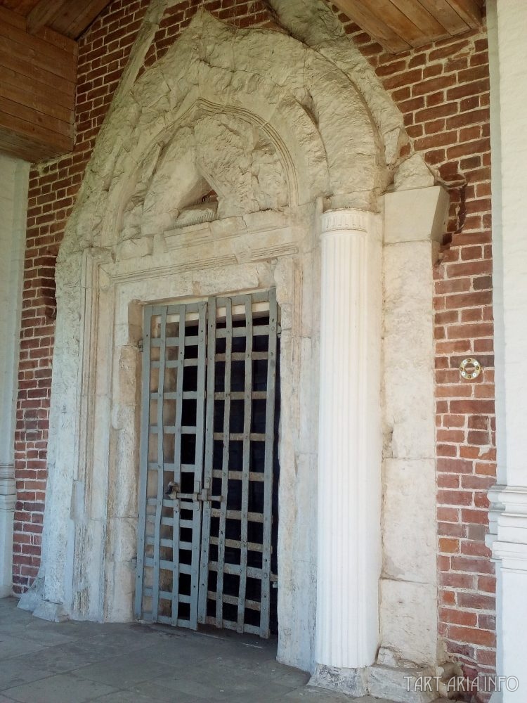 Один из двух портал "в никуда" на фасадах церкви
