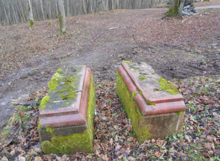 Надгробные плиты из часовни Святых Фрола и Лавра, которая рухнула ещё задолго до пожара в имении